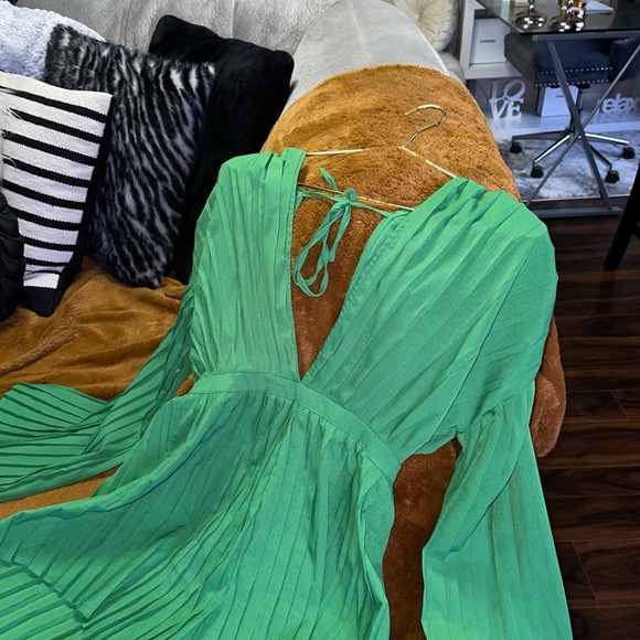 PrettyLittleThing Green Plunge Pleated Romper - Picture 7 of 13